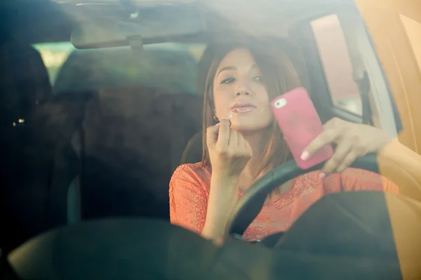 Mujer poniendo lápiz labial —  Fotos de Stock