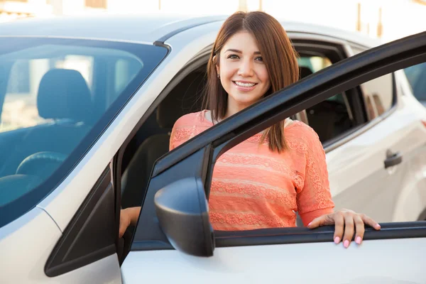 Brunette standing next to  car — Stock Photo, Image