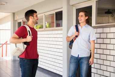 Arkadaşlar okul çantaları taşırken