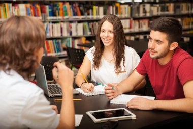 Öğrenciler bazı ödev