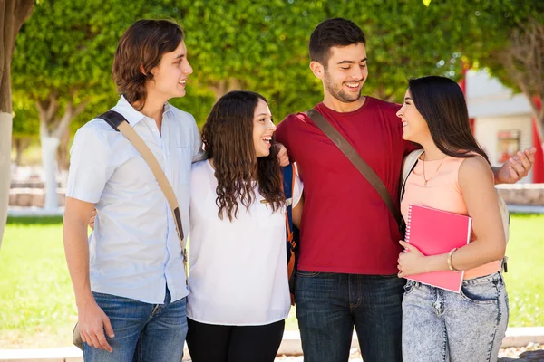 Giovani adulti appendere fuori — Foto Stock