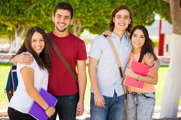 Couples hanging out — Stock Photo, Image