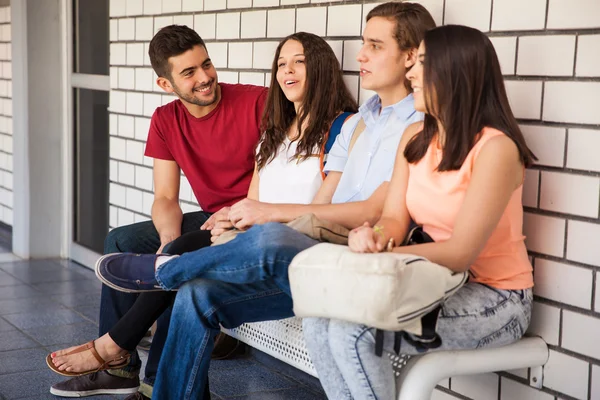 Amigos relajarse y pasar el rato — Foto de Stock