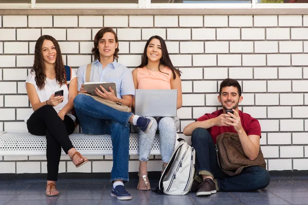 Étudiants assis dans un couloir scolaire — Photo