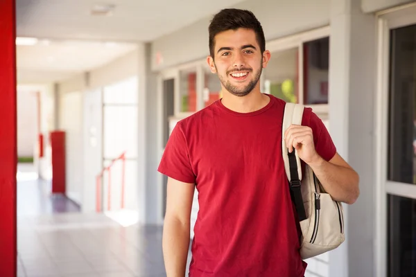 Student nošení batohu — Stock fotografie