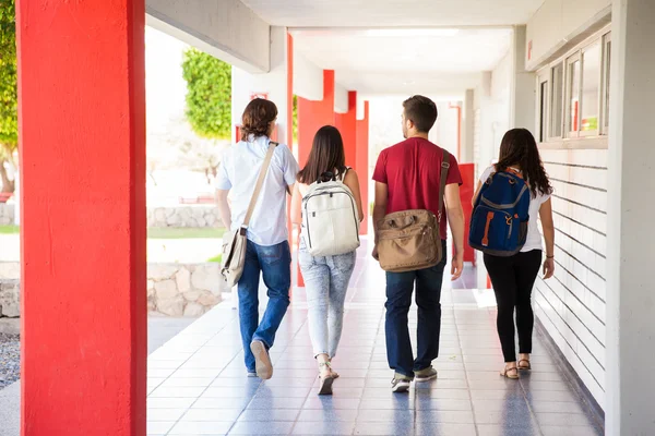 University students walking away — Stock Photo, Image