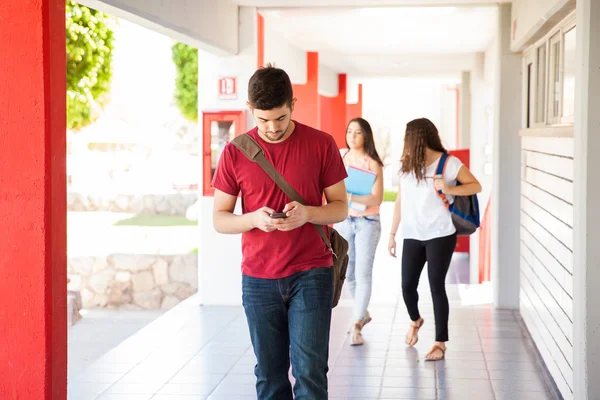 Hombre usando su teléfono celular — Foto de Stock