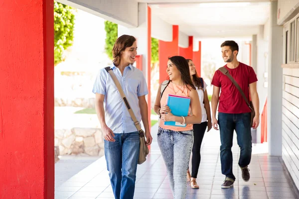 Student flirten met een vriend — Stockfoto