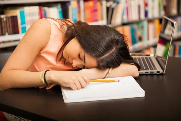 Μελαχρινή στον ύπνο στη βιβλιοθήκη — Φωτογραφία Αρχείου