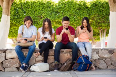 Onların akıllı telefonlar kullanarak Yetişkin
