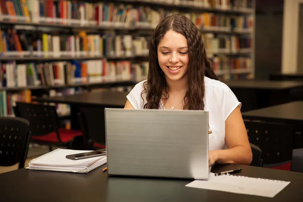 Estudante usando um laptop — Fotografia de Stock