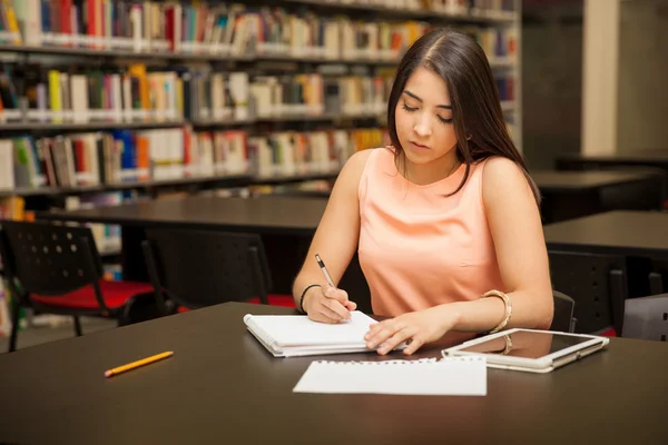 Estudiante haciendo algo de trabajo —  Fotos de Stock