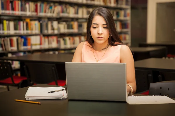 Mulher usando um laptop — Fotografia de Stock