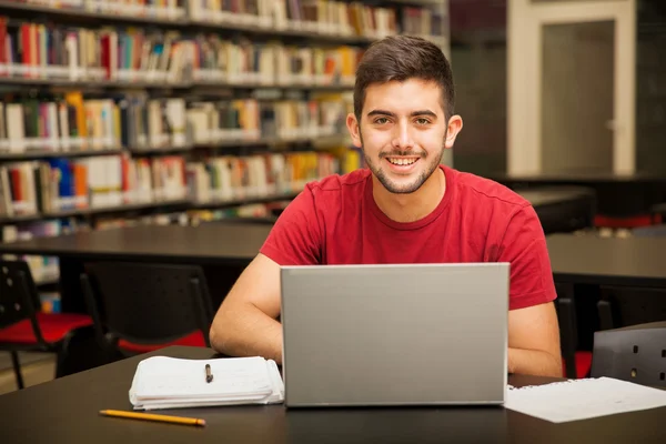 Estudante fazendo algum trabalho escolar — Fotografia de Stock