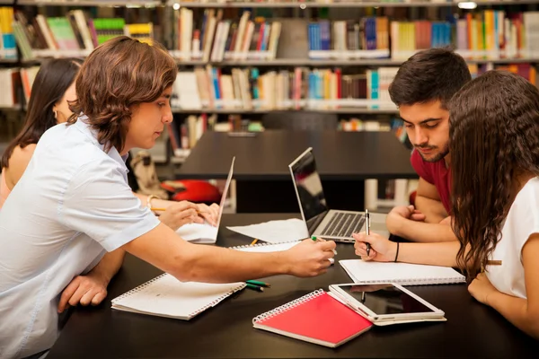 Students working together — Stock Photo, Image