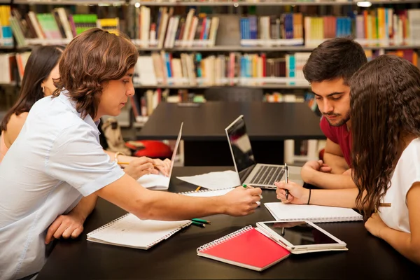 Étudiants travaillant ensemble — Photo