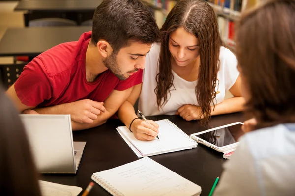 Estudantes fazendo lição de casa — Fotografia de Stock