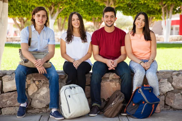 Studentów relaksujący — Zdjęcie stockowe