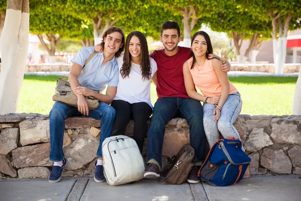 Estudantes universitários relaxantes — Fotografia de Stock