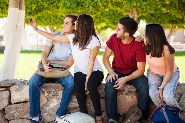 Estudiantes tomando una selfie — Foto de Stock