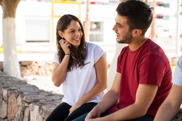 Brunett flirta med en vän — Stockfoto