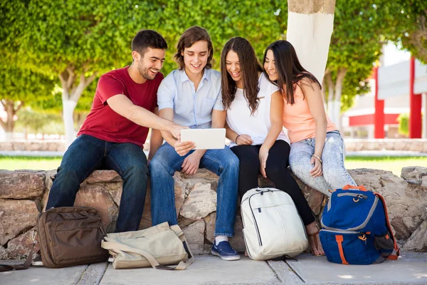 Étudiants regardant une tablette — Photo