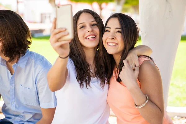 Bästa vänner med selfie — Stockfoto