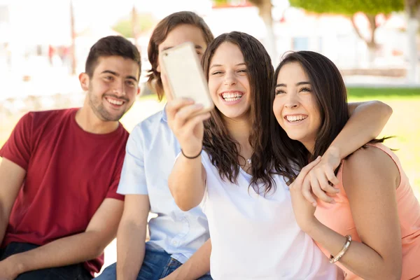 Venner tager en selfie - Stock-foto