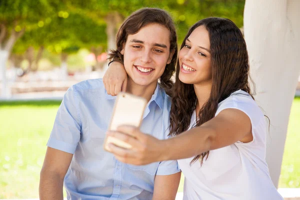 Studenter som en selfie — Stockfoto