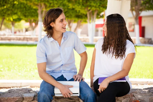 Uomo parlando e divertendosi — Foto Stock