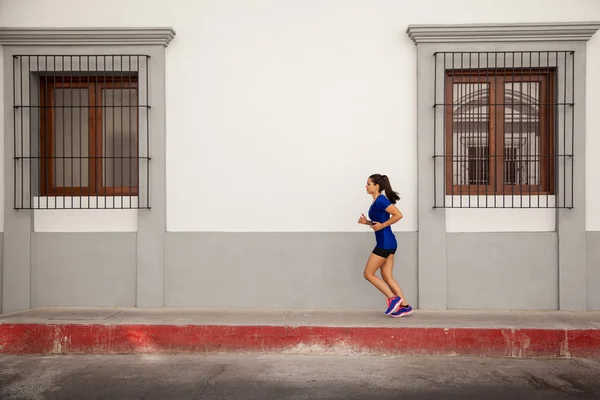 Vrouw in een sportieve outfit dat uitgevoerd — Stockfoto