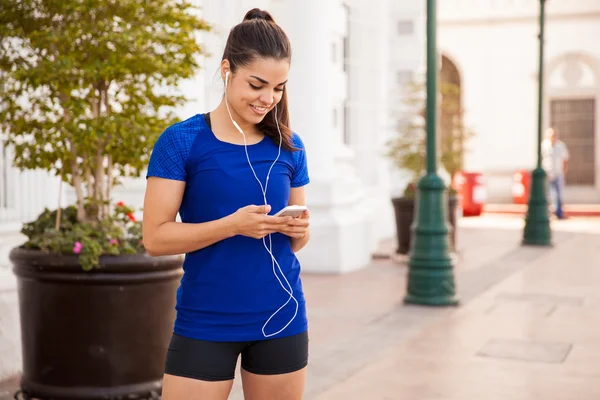 Meisje dragen earbuds — Stockfoto