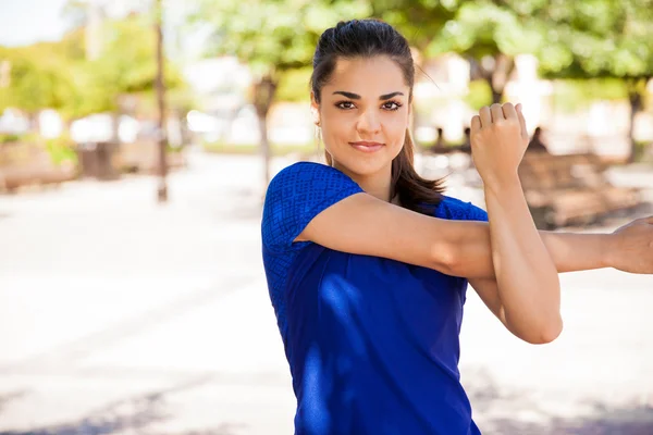 Ung flicka stretching hennes armar — Stockfoto