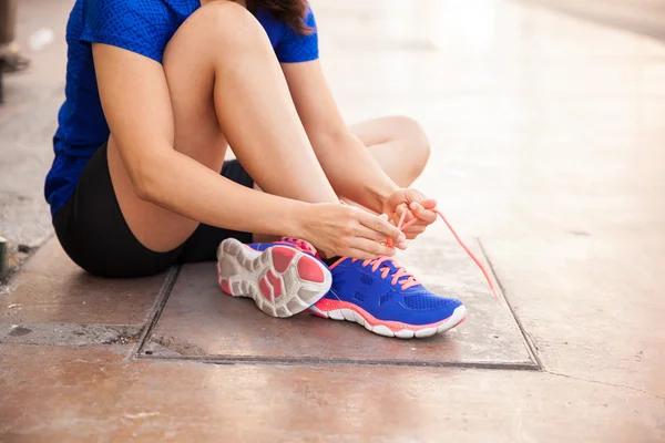 Woman tying her shoes — Stock Photo, Image