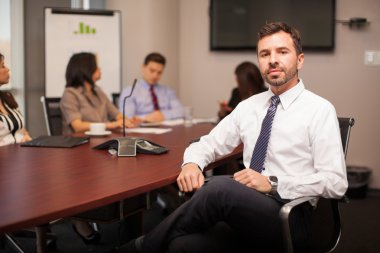 İş adamı konferans odasında oturuyor.