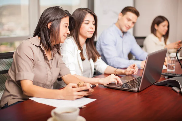 Hispanic people working together — Φωτογραφία Αρχείου