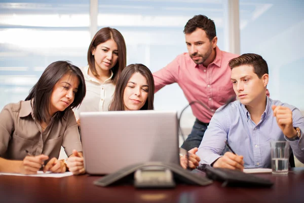 People  looking at a laptop — Stock Photo, Image