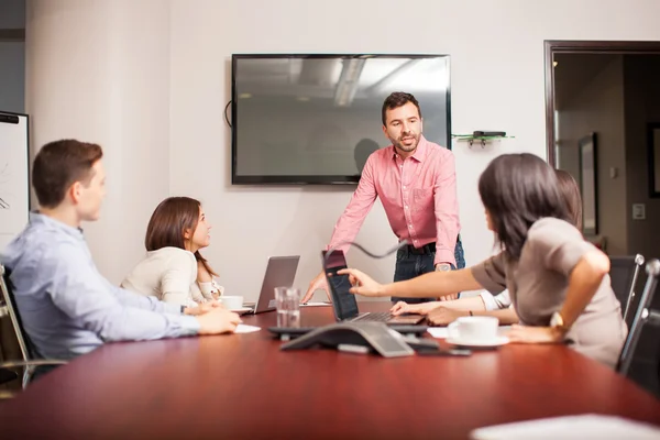 Chefe falando com sua equipe — Fotografia de Stock