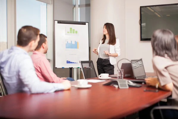 People listening to one of their colleagues — Stockfoto