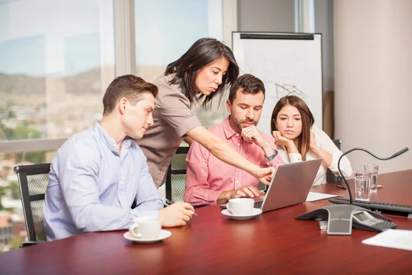 People looking at a laptop — Stockfoto