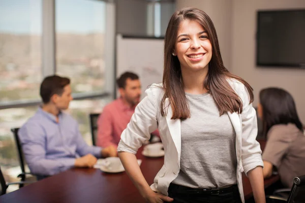Mujer de negocios vestida casualmente sonriendo —  Fotos de Stock