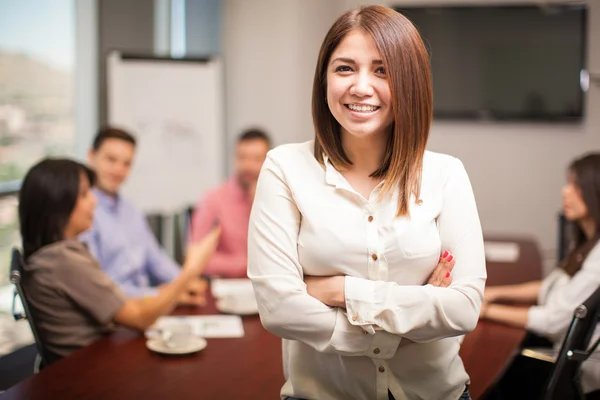 Woman standing in a meeting room — Stockfoto