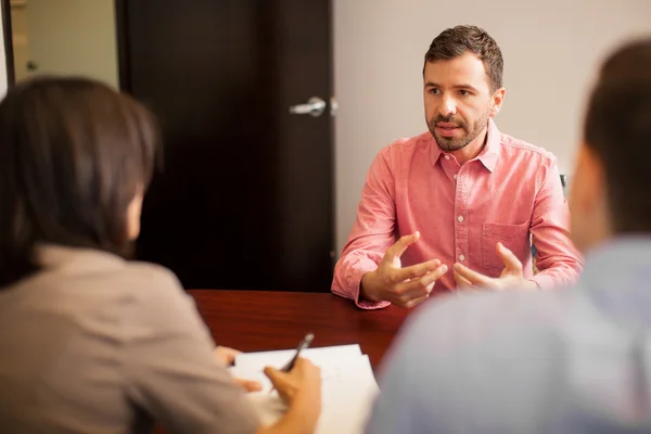 Uomo parlando di se stesso — Foto Stock