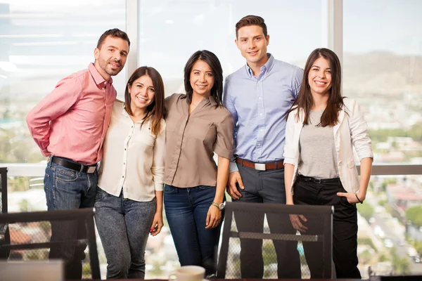 Menschen stehen in einem Besprechungsraum — Stockfoto