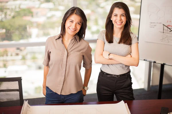 Arquitectos analizando un plan de construcción — Foto de Stock