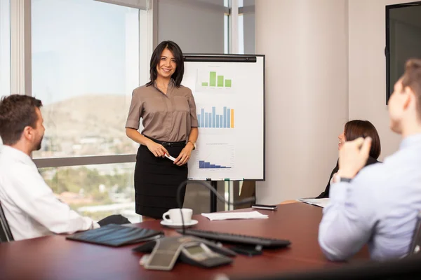 Vrouw die een presentatie geeft — Stockfoto