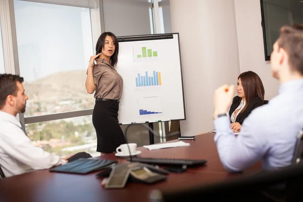 Affärskvinna ger en presentation — Stockfoto