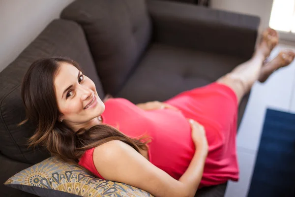 Pregnant mom lying — Stock Photo, Image