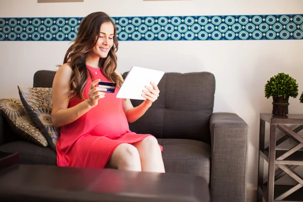 Vrouw met behulp van een tablet computer — Stockfoto