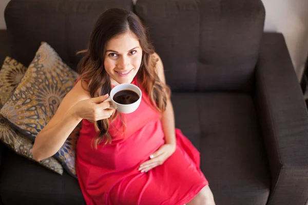 Frau genießt eine Tasse Kaffee — Stockfoto